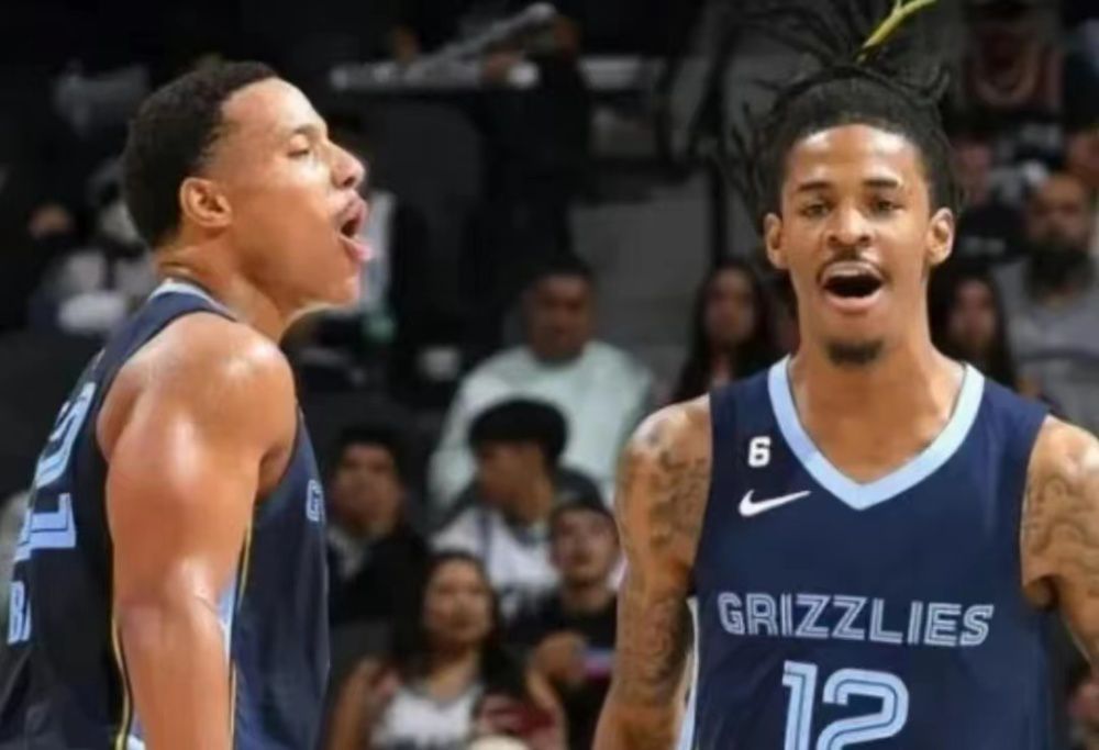 太阳大逆转险胜奇才 布克27+8普尔17中5NBA新赛季常规赛继续进行，菲尼克斯太阳队（14胜12负）止住连败。